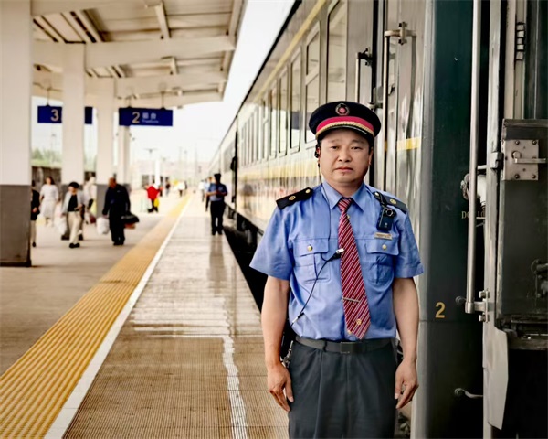 南沪四组全力护航 2025 年“五一”旅客温馨之旅