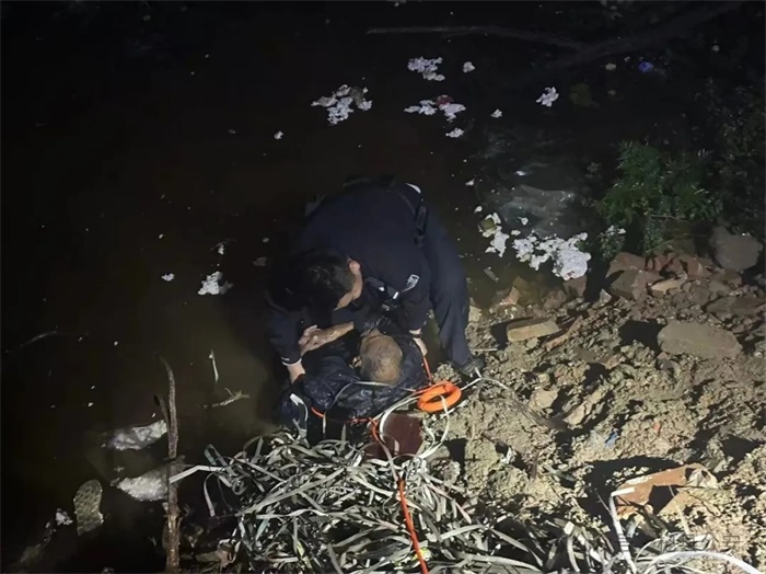 河南杞县：民警冬夜救助落水老人